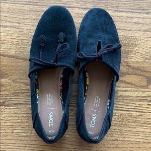 Black TOMS flats